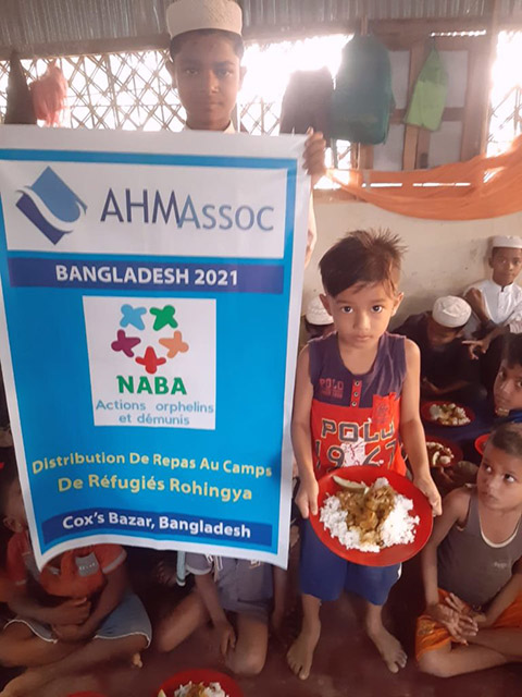 Distribution des repas aux refugiés de Rohingya au Bangladesh